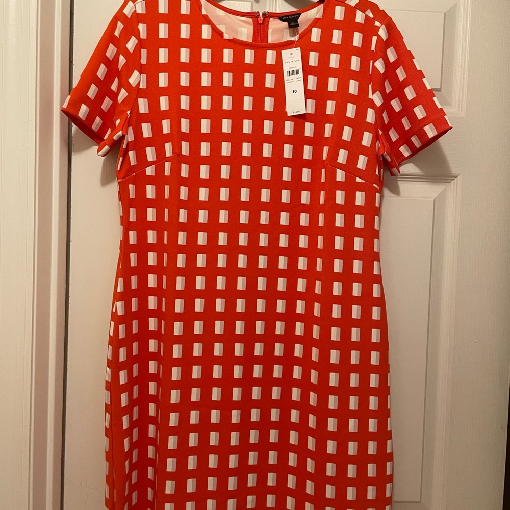 Ann Taylor short sleeve dress. Orange with taupe and white designs.